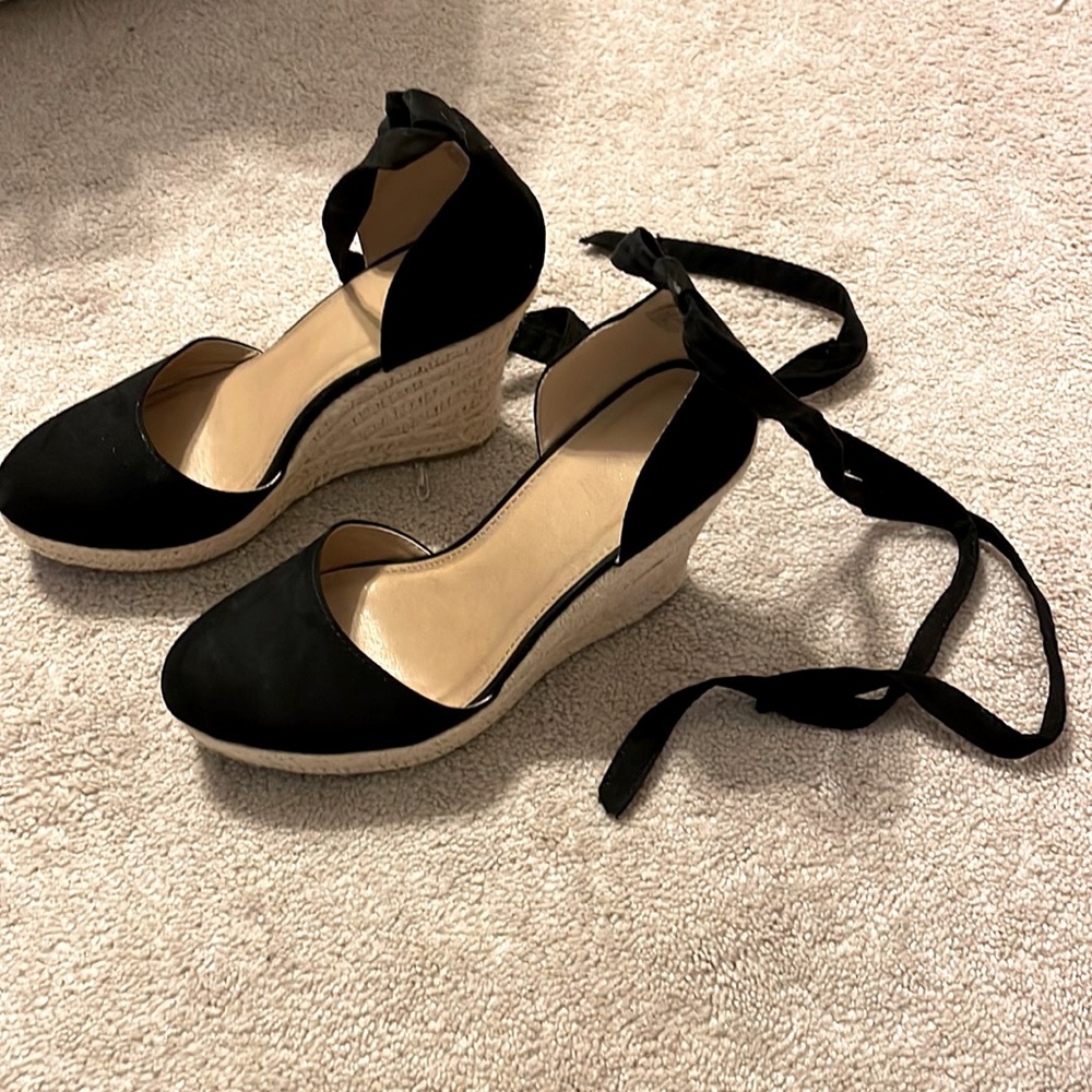 Black wedges